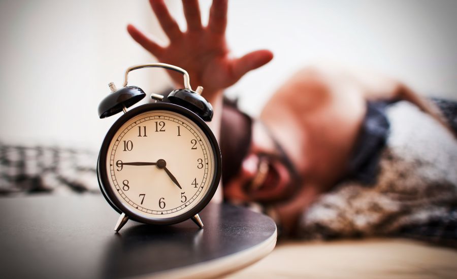 Se lever immédiatement et dire stop au bouton "Snooze"