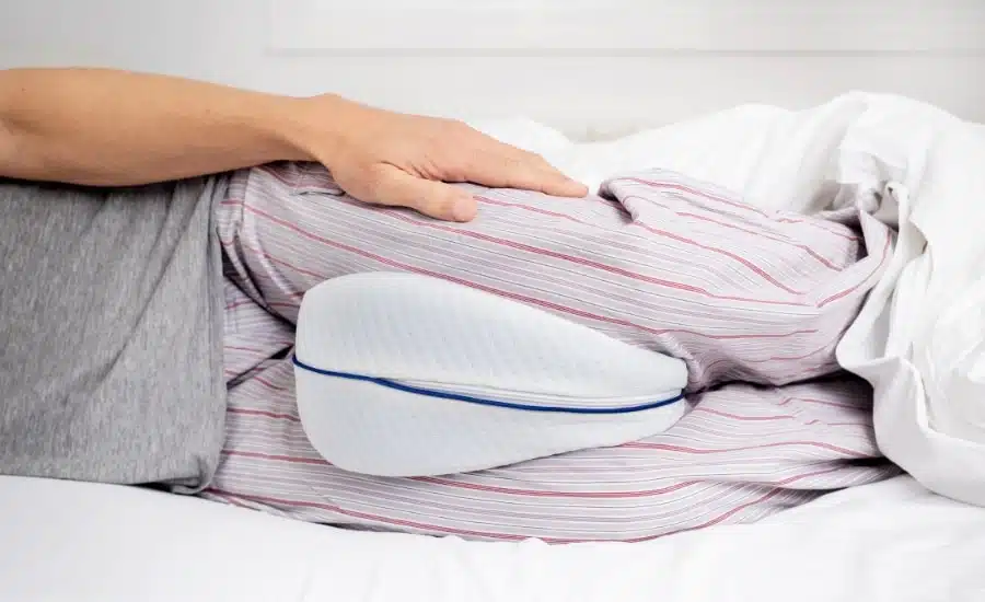 Les avantages à dormir avec un oreiller entre les genoux