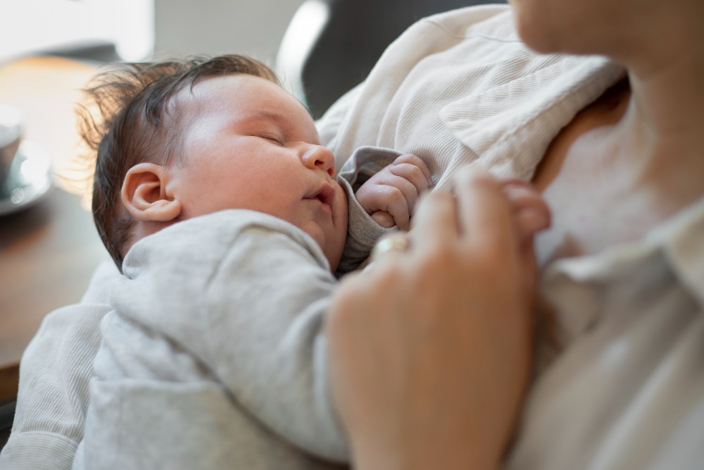 Bébé pleure la nuit : conseils pour les jeunes parents