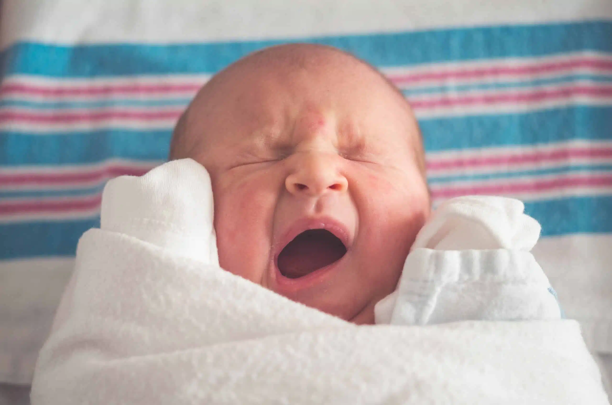 Bébé qui pleure beaucoup la nuit : causes et solutions efficaces selon son âge