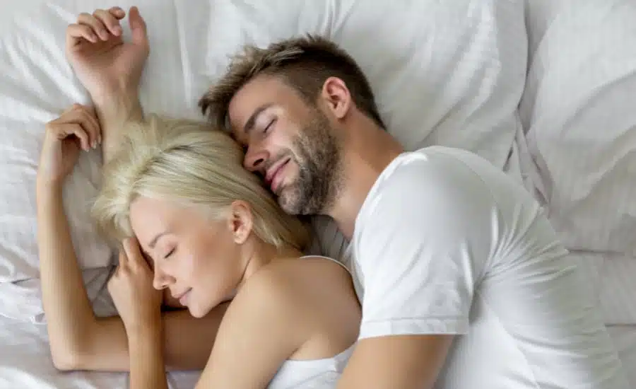Dormir en couple : quelle est la meilleure position pour profiter de nuits confortables ?