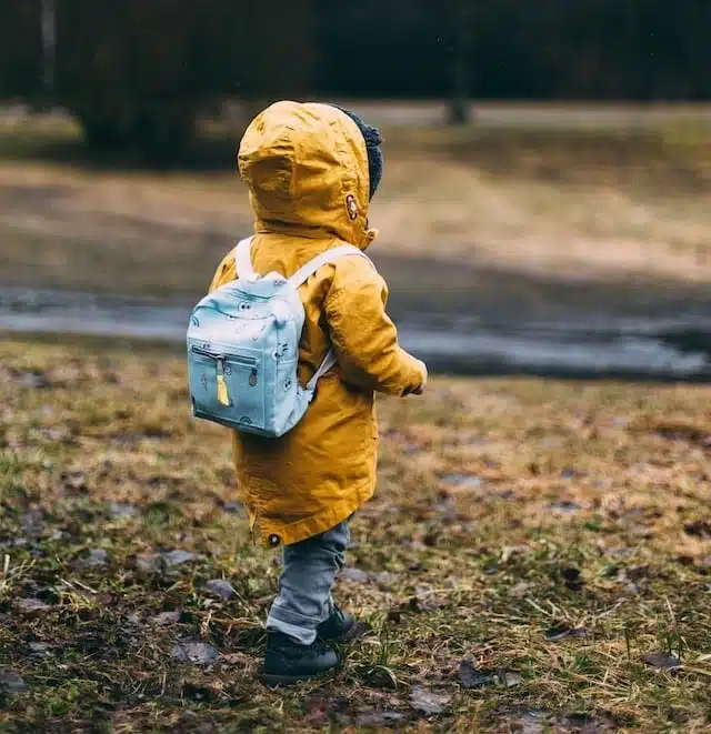 Réveiller son enfant en douceur pour l'école : choix du réveil et routine de coucher pour des matins calmes