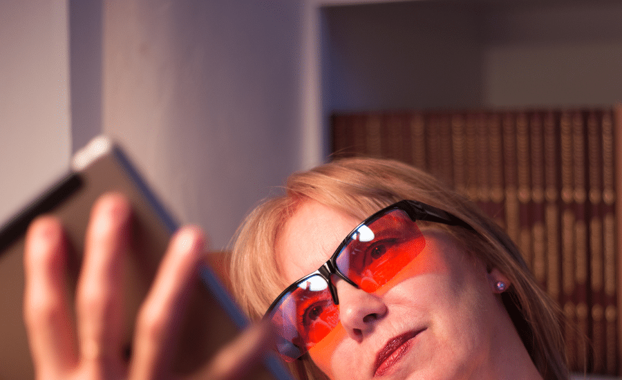 Comment se protéger des effets néfastes de la lumière bleue sur le sommeil ? Avez-vous essayé les lunettes anti lumière bleue ?