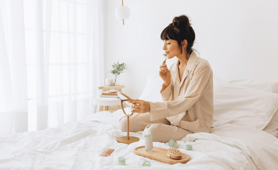 Bien préparer sa routine du soir pour profiter des bienfaits du sommeil sur la peau