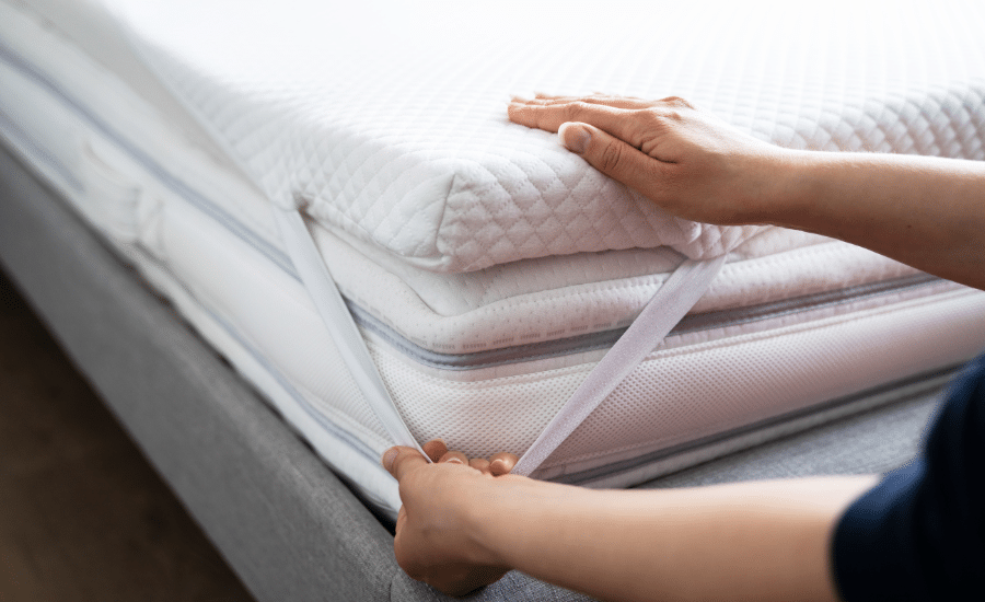 Inconvénients du surmatelas : il faut le remettre régulièrement en place