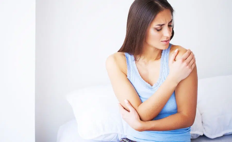 Mains et bras engourdis la nuit : quelles sont les causes des picotements et les solutions ?