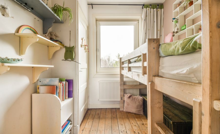 Comment placer son lit par rapport à la fenêtre dans une petite chambre ?