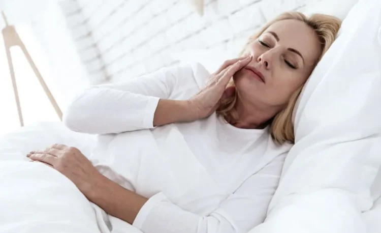 Mal de dents impossible de dormir : comment soulager la douleur dentaire nocturne ?