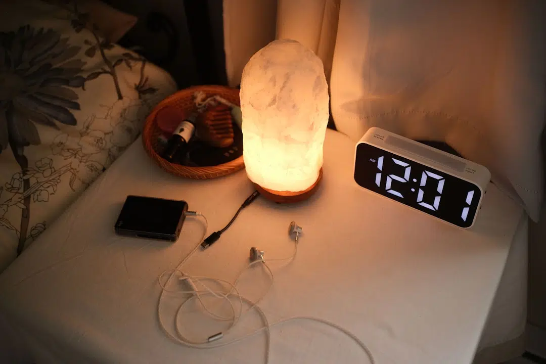 Réveil sur une table de nuit dans une chambre au petit matin