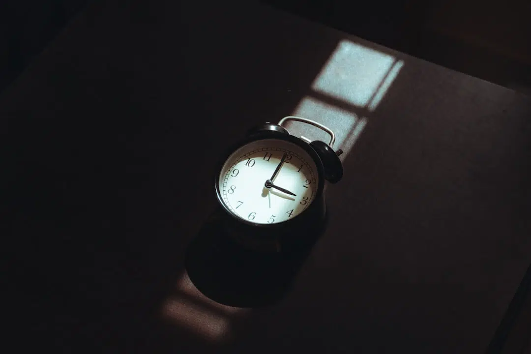 Réveil sur une table de nuit pendant une restriction de sommeil