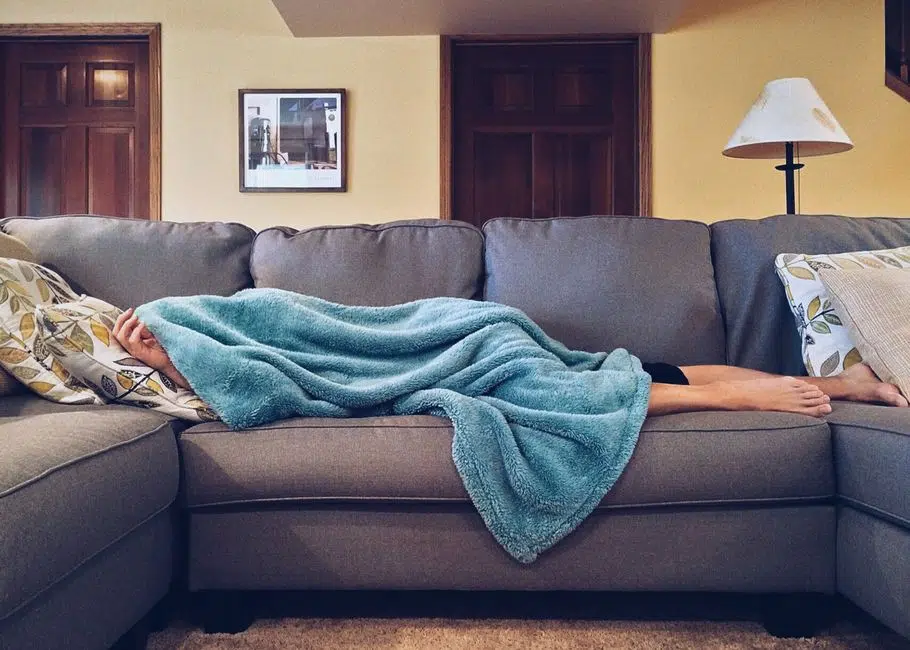 Sieste courte en journée sur un canapé