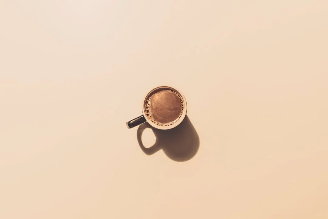 Tasse de café en fin d'après-midi