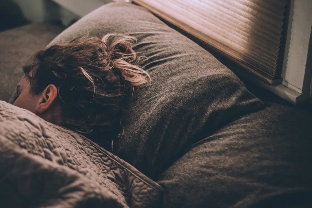 Personne qui récupère son sommeil un matin de week-end
