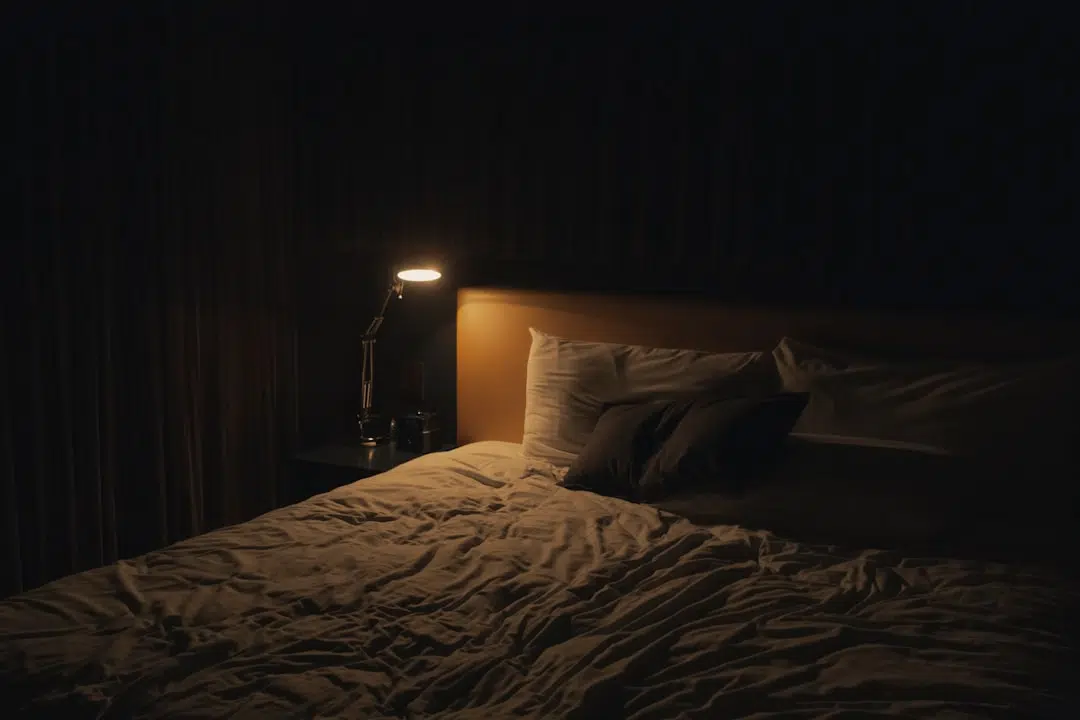 Personne réveillée la nuit qui cherche à se rendormir
